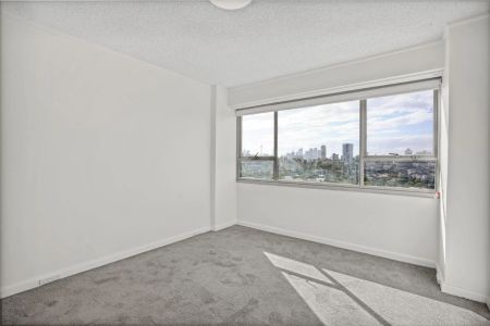Renovated Apartment with Harbourviews - Photo 2