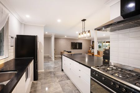 19 Etna Street, Isle Of Capri QLD 4217 - House For Rent | Domain - Photo 4