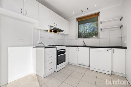 FRESHLY PAINTED 2 BEDROOM APARTMENT - Photo 4