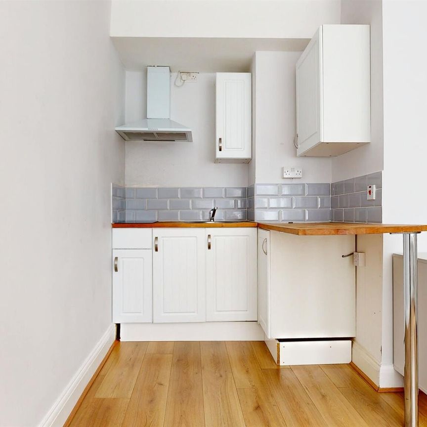 studio property to let - Photo 1
