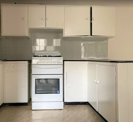 Minutes walk to Station & Shops!! - Photo 3