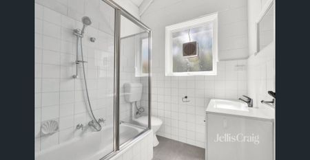 BEAUTIFULLY PRESENTED TOWNHOUSE - Photo 5