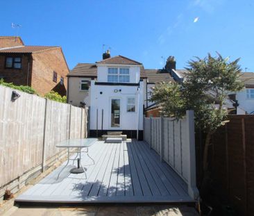 2 bed Terraced for rent - Photo 3