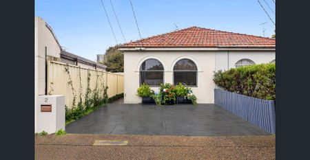 A Renovated 1950s Classic With Double Parking - Photo 4