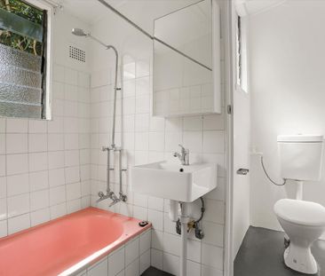 Charming One Bedroom Terrace in Prime Alexandria Location - Photo 5