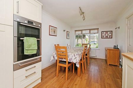 4 bedroom detached house to rent - Photo 2