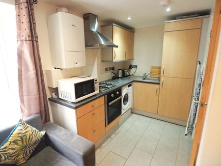 3 bedroom end of terrace house to rent - Photo 3