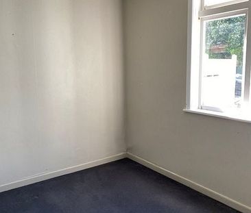 Sunny 3-Bedroom Apartment with Garden & Courtyard - Photo 4