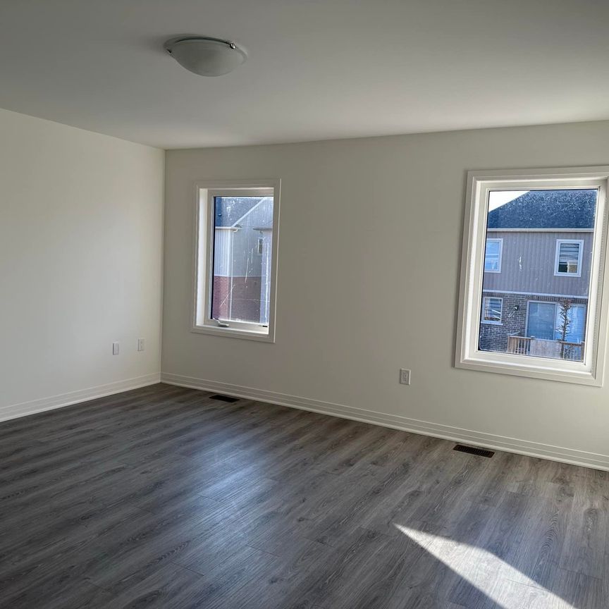 Four bedroom detached Barrie - Photo 1