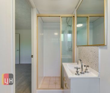 AIR CONDITIONED 2 BEDROOM UNIT - WALK TO TRAIN STATION ! - Photo 2