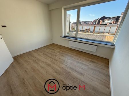 Gerenoveerd ruim appartement met terras en 2 slpks - Photo 3