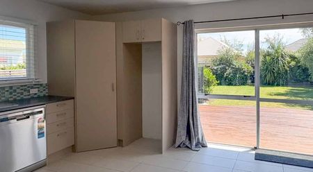 Renovated Three Bedroom Home With Spacious Grounds - Photo 3