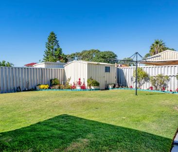 Family living with space for work and play. - Photo 2