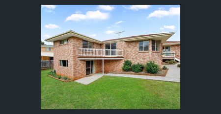 Family Home in Lovely Family Friendly Neighbourhood - Photo 5