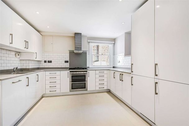 Elegant Three-Bedroom Mews Apartment with Impressive Living Space and Private Entrance. - Photo 1