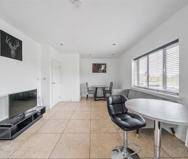 2 bed apartment to rent in Royal Connaught Drive, Bushey, WD23 - Photo 4
