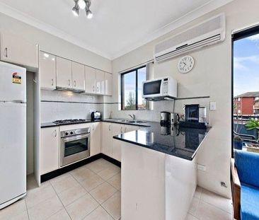Well presented 2 Bedroom security unit, close to buses. - Photo 4