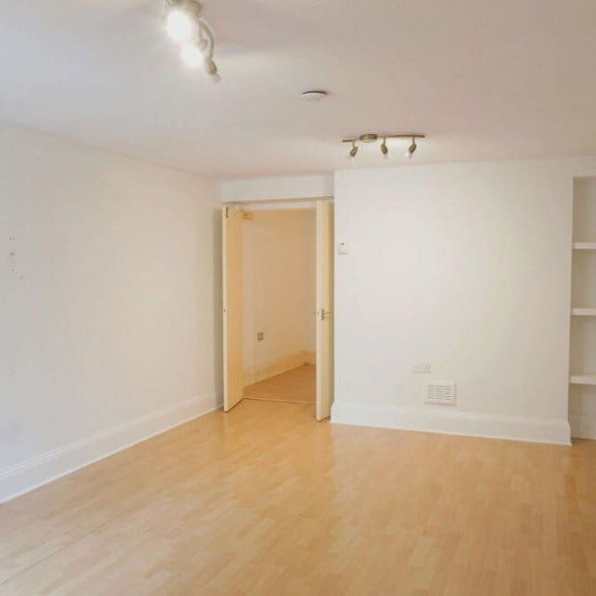 Converted apartment with one bedroom and BONUS ROOM set amongst wonderful communal gardens within walking distance of Esher High Street, Claremont Park, West End Village and surrounding woodland walks. Available mid Feb 2026. - Photo 1