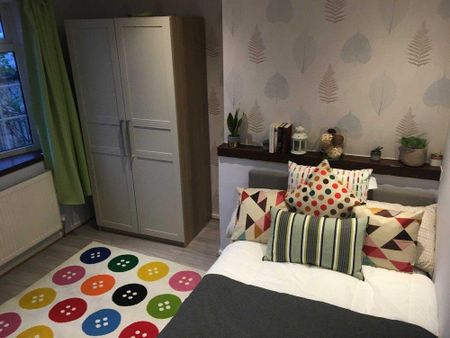 4 bedroom semi-detached house to rent - Photo 5