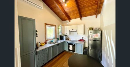 Charming Cottage In Blackheath! - Photo 3