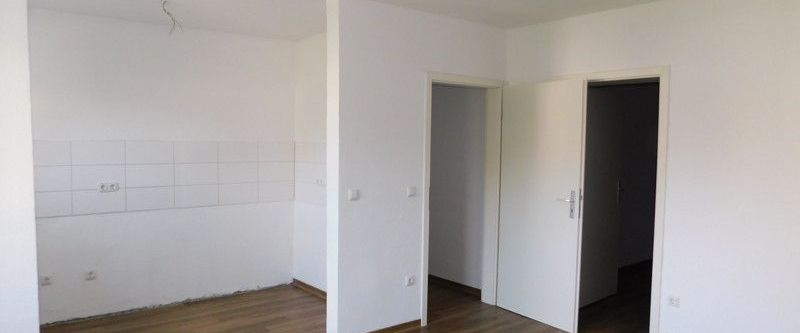 Überruhr-Holthausen: Renovierte EG-Wohnung mit Dusche u. großem Balkon - Photo 1