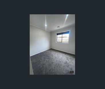 Brand New Spacious Family Home with Dual Master Suites – Prime Conv... - Photo 2