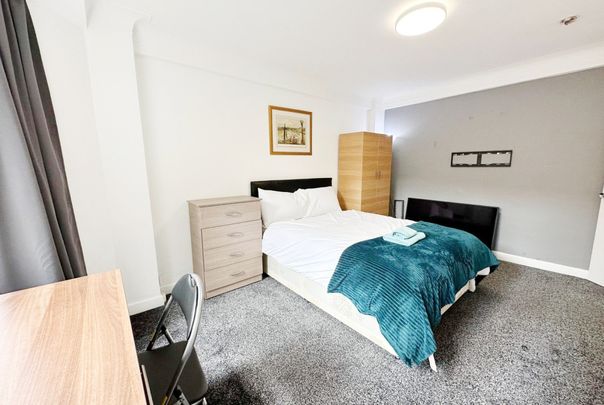 NOW in Hyde Park// 10 mins walk to Mayfair!!! - Photo 1