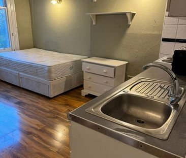 Studio Flat, Bedford Hill, SW12 - Photo 5