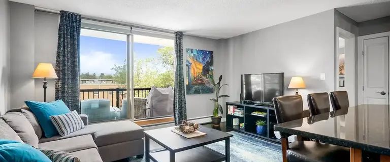 Everything Included! 1Bdrm Fully Furnished Top Floor Suite in Lower Mount Royal! | 1727 10a St SW, Calgary - Photo 1