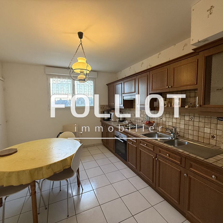 Grand T3 - Centre de Fougères - 3ème étage - Parking & cave- Réf. 2528CV - Photo 1