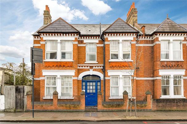 One bedroom flat on Tooting Bec Road with excellent transport links via Tooting Bec Underground Station. - Photo 1