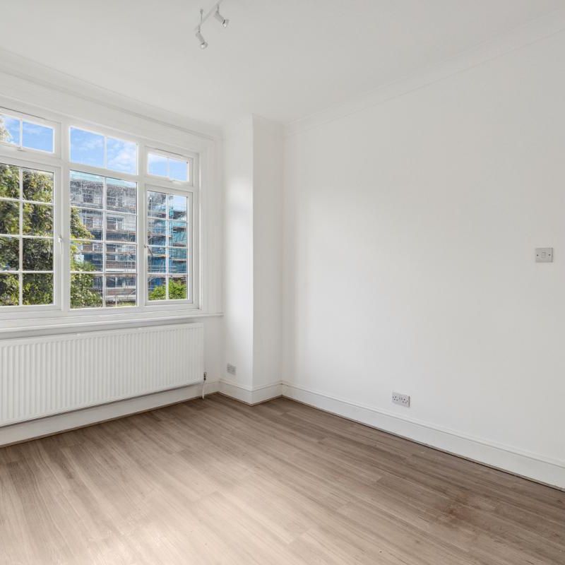 3 bedroom in Shepherds Bush - Photo 1