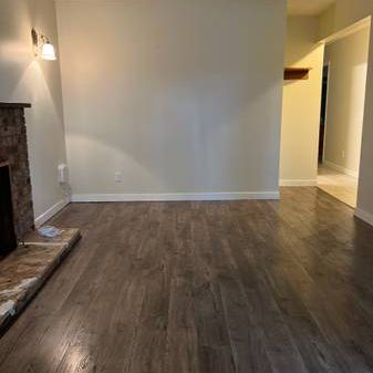 4 bed 2 bath home with Large Living Room - Photo 3