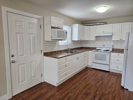 Spacious Above Ground Suite + Office - Photo 5