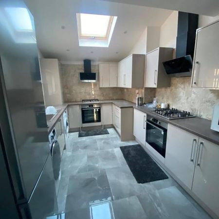Room in a Shared House, East Road Manchester, M12 - Photo 4