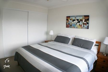 3 BED 2 BATH 2 CAR TOWNHOUSE, ULTRA HIGH SPEED INTERNET - Photo 2