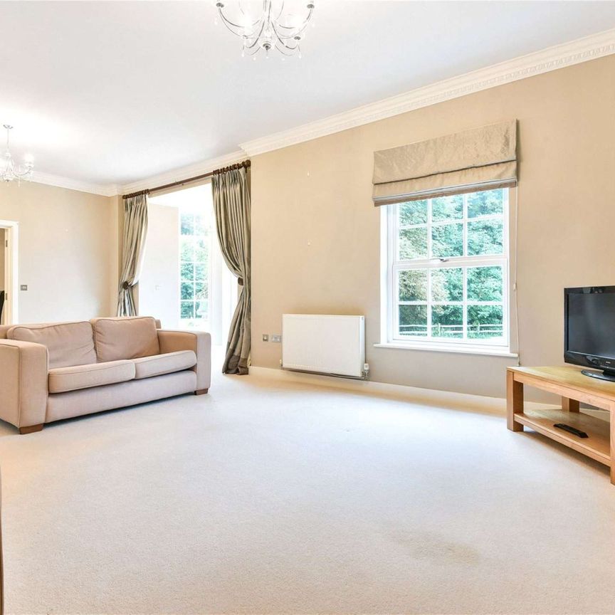Well designed and substantial family home, set in an exclusive development. - Photo 1