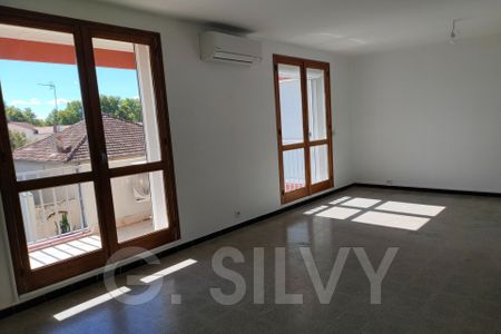 Location Appartement 4 pièces 64m² ORANGE 84100 - Photo 2