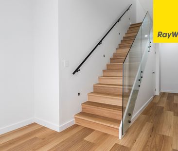 Large Brand New Duplex with Garden Maintenance Included! 5 Bedrooms... - Photo 4