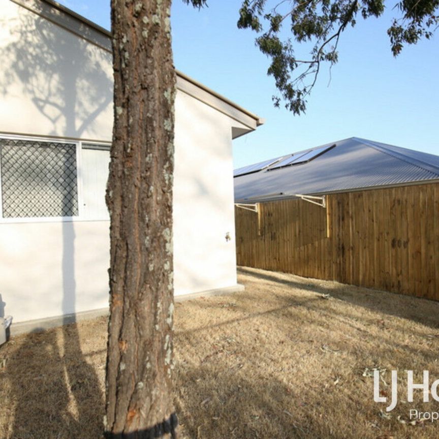 Modern 2 Bedroom Duplex with Air Con in Main Bedroom & Living Area! - Photo 1