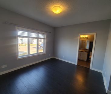 Beautiful 2 Bed Main Level in Blackfalds! - Photo 3