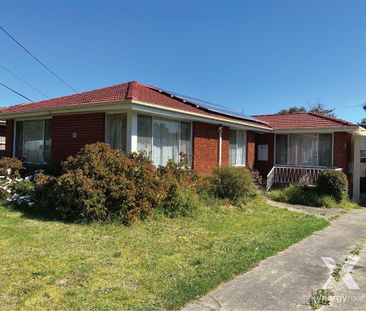 WELL-APPOINTED SINGLE LEVEL HOME IN A TERRIFIC LOCATION! - Photo 1