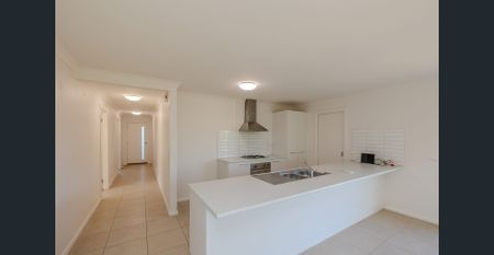 Comfortable 4-Bedroom Home with Large Outdoor Space - Photo 5