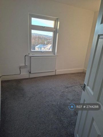 3 bedroom flat to rent - Photo 3