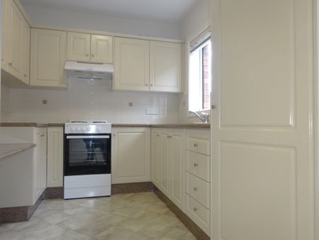 RECENTLY UPDATED SPACIOUS THREE BEDROOM - Photo 3