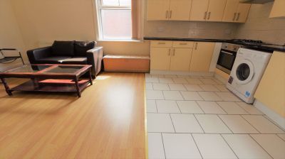 1 bedroom Flat in Cardigan Road, Leeds - Photo 3
