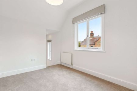 Impressive family house located in Bedford Park with an attractive garden on an enviable corner plot in Chiswick. - Photo 5