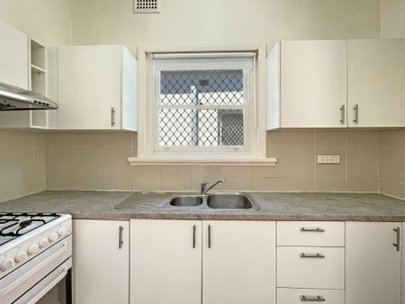 Charming 2 Bedroom Home ! - Photo 4