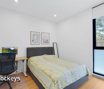 Elegant Parkside Residence - Photo 2