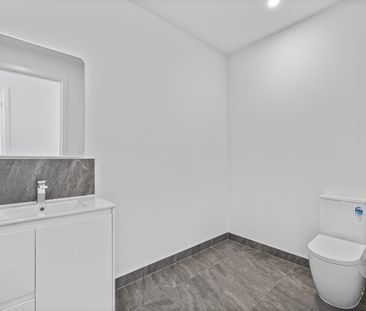 Bright, Spacious, & Beautifully Presented - Photo 5